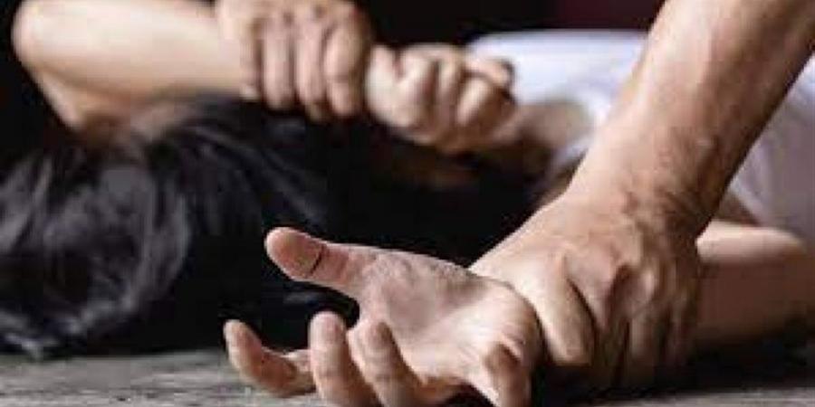 "حط كتر على رقبته".. تفاصيل مثيرة في اغتصاب سائق سيدة بعد تهديدها بقتل طفلها