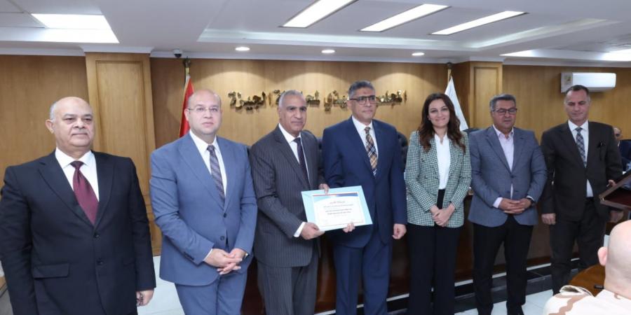 محافظ الجيزة يكرّم منصور بدوي تقديرًا لمساهماته في تطوير منظومة المياه بالمحافظة