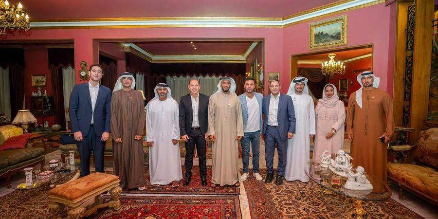 «رمز عربي صنع ذاكرة أجيال بفنه».. سفير الإمارات بالقاهرة يزور منزل الفنان الزعيم عادل إمام|صور