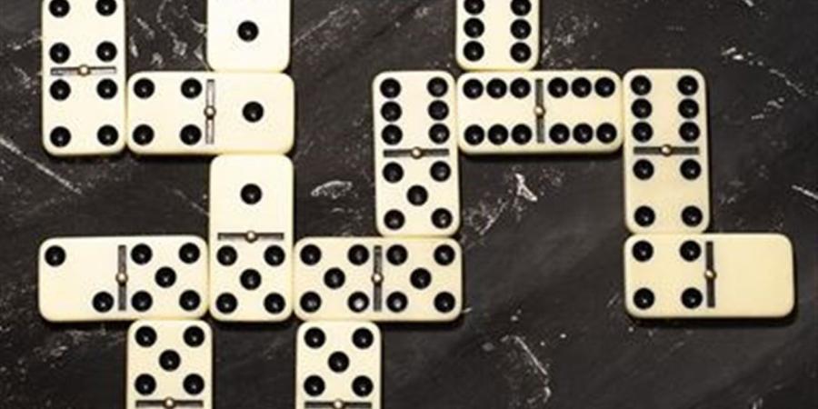 "جاب دومينو للعريس وعاوز يلاعبه في فرحه".. أغرب مشهد (فيديو)