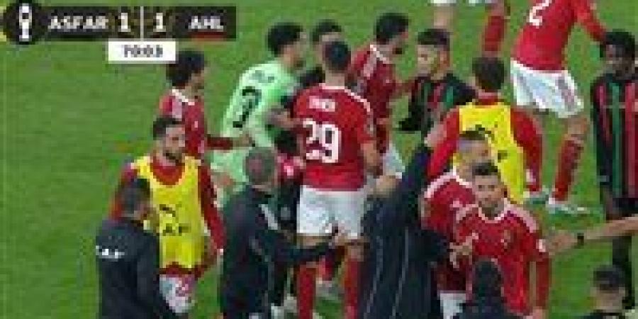 إلقاء زجاجات وآلات حادة داخل الملعب وإصابة تريزيجيه: أحداث شغب في مباراة الأهلي والجيش الملكي المغربي في دوري أبطال أفريقيا