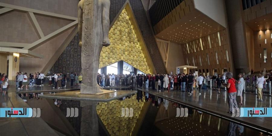 مر شهر على افتتاحه.. استمرار توافد الزائرين على بوابات المتحف المصرى الكبير (بث مباشر)