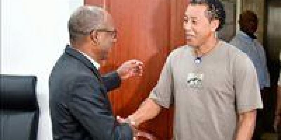 رئيس وزارء الرأس الأخضر يكرم مدرب المنتخب بعد حصوله علي جائزة الأفضل في إفريقيا