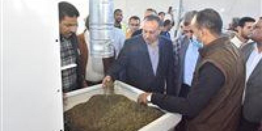 محافظ أسيوط يتفقد وحدة تجهيز النباتات العطرية والطبية بأبنوب لدعم التصدير وتعزيز الاقتصاد المحلي