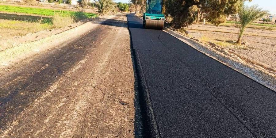 محافظ سوهاج يتابع استمرار خطة رصف الطرق الرئيسية والداخلية بالمحافظة