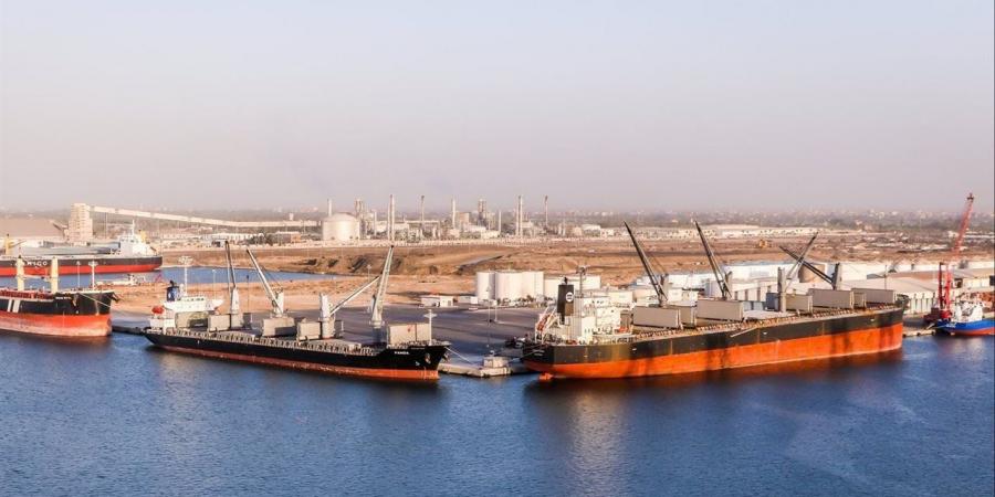 تداول 28 سفينة حاويات وبضائع عامة بميناء دمياط