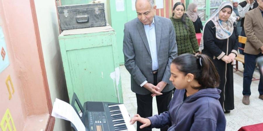 محافظ المنيا يتفقد مدرسة بنى مزار الثانوية بنات ويشيد بانضباط الطالبات وتميزهن الدراسي
