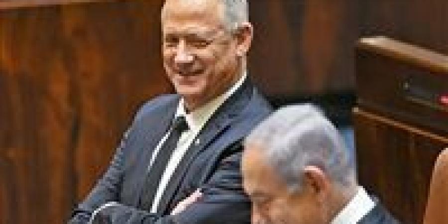 نتنياهو وجانتس.. صراع العفو الزائف يشعل السياسة الإسرائيلية
