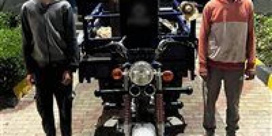 رفعوه على التروسيكل.. سقوط شخصين سرقا مبرد مياه من أمام مصنع ببني سويف