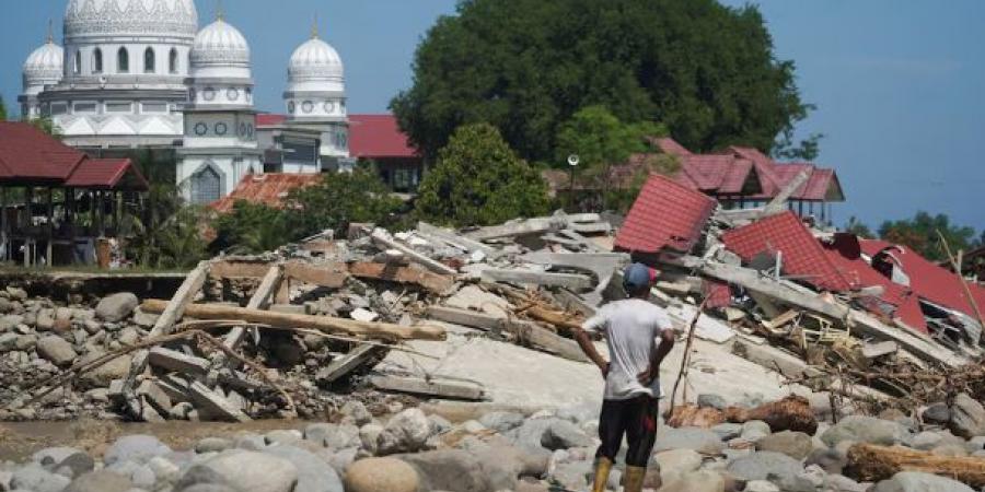 «الفيضانات ابتلعتهم».. 1000 قتيل ومفقود في فيضانات إندونيسيا وإرسال سفن حربية لإنقاذ المواطنين