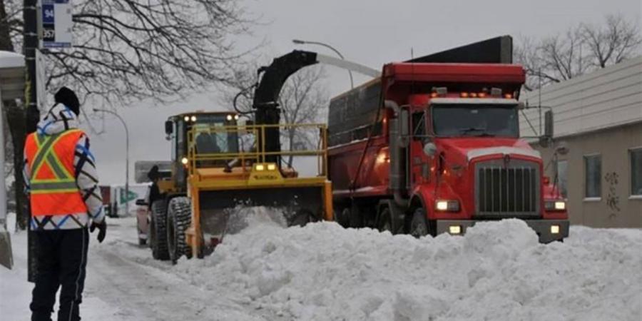 عواصف ثلجية تقطع الكهرباء في ويسكونسن وتلغي مئات الرحلات الجوية في شيكاغو