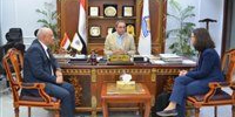 محافظ قنا يبحث دعم مشروعات مياه الشرب والصرف الصحي وبرنامج تحسين الخدمات