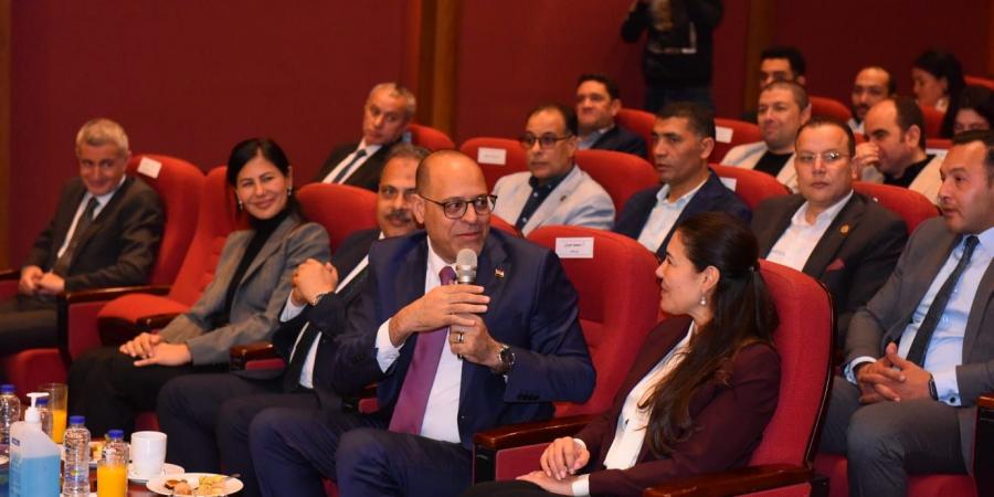 وزير العمل يفتتح محطتين للطاقة الشمسية داخل 'النساجون الشرقيون" بالعاشر من رمضان