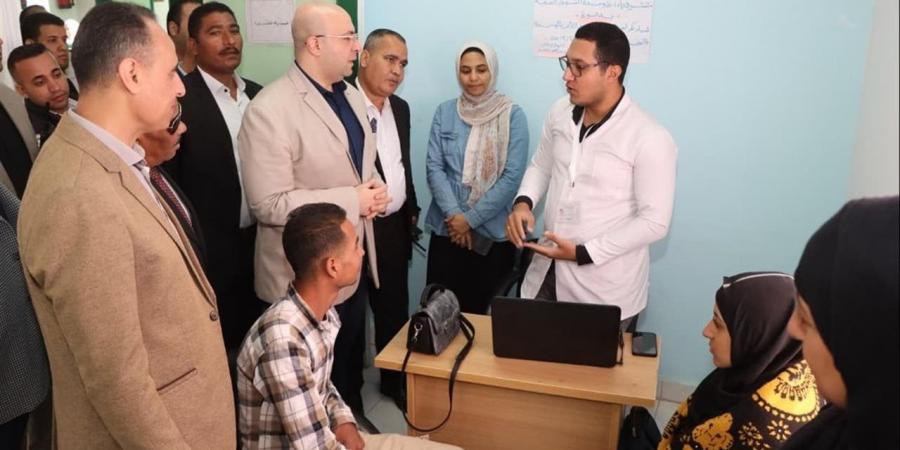 محافظ بني سويف يهنئ شاب وفتاة مخطوبين أثناء استخراج شهادة صحية
