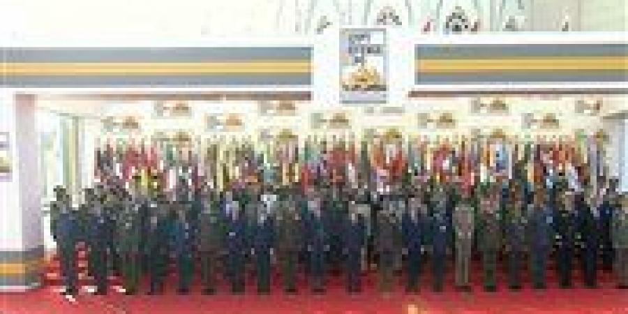 السيسي يتوسط صورة تذكارية مع المشاركين بالمعرض الدولي للصناعات الدفاعية "إيديكس 2025"