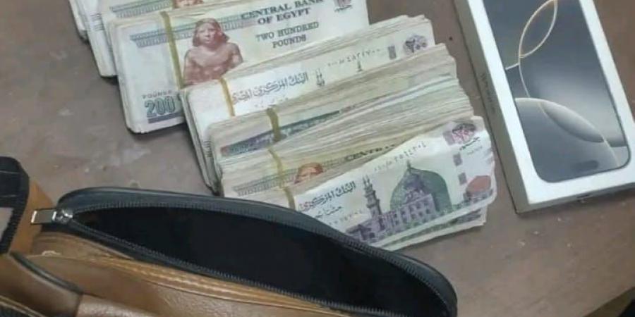 مثالاً مشرفاً في الأمانة.. أحمد من الشرقية يعثر على مبلغ مالي كبير وآيفون في حقيبه ويعيدهم إلى صاحبهم