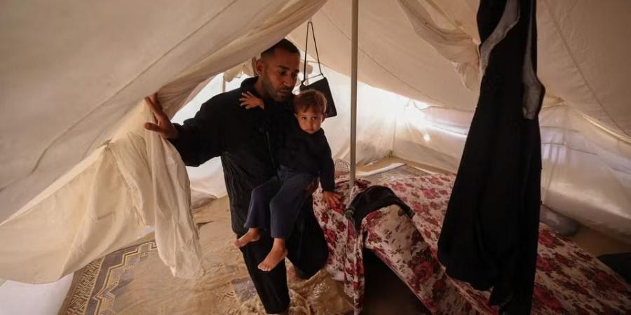 إلى ضمير العالم: الطقس القاسي يفاقم محنة النازحين في قطاع غزة.. ومياه الأمطار تُغرق الخيام