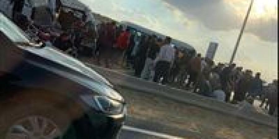 إصابة 6 أشخاص في حادث تصادم سيارتين بطريق السويس اتجاه مصر الجديدة