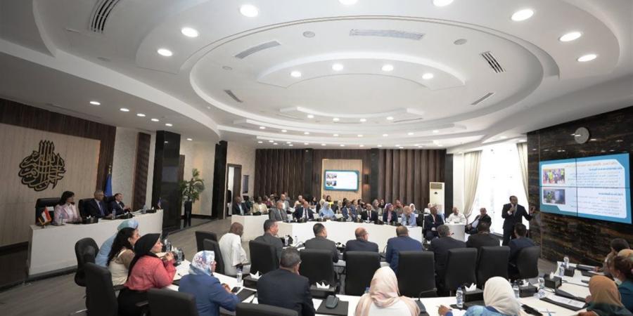 محافظ أسوان يستعرض مخرجات وثيقة "استراتيجية العمل الأهلى بأسوان وفق رؤية 2040"
