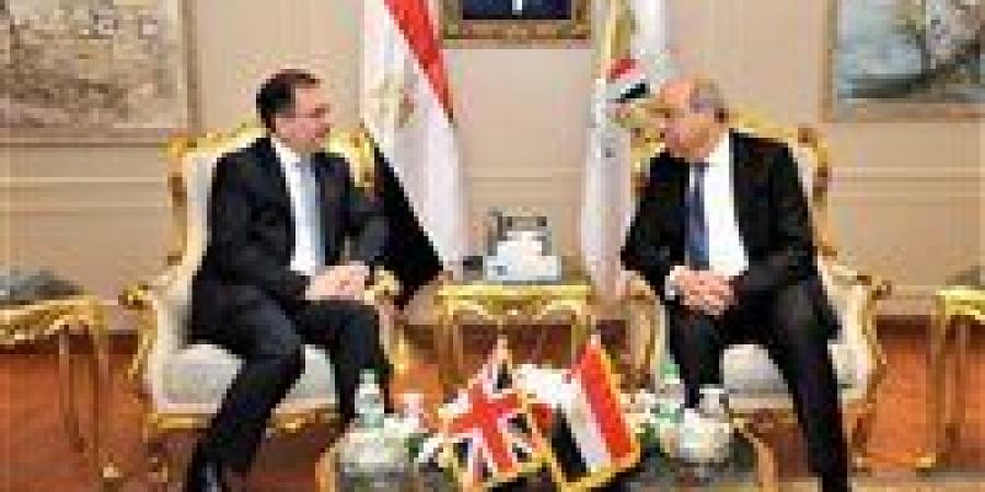 وزير الطيران المدني يبحث مع السفير البريطاني تعزيز الشراكة الاستراتيجية وتوسيع التعاون في قطاع الطيران