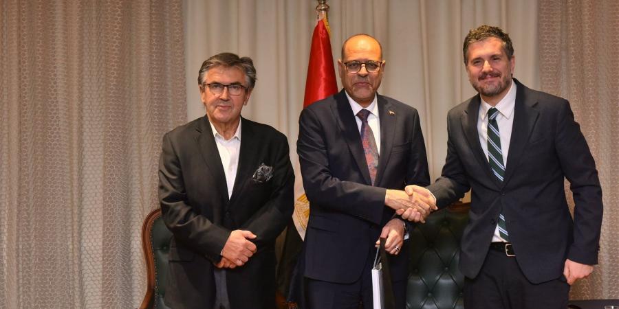 وزير العمل يستقبل سفير البوسنة والهرسك ويشهد توقيع بروتوكول لتعزيز تنقّل العمالة وتبادل الخبرات