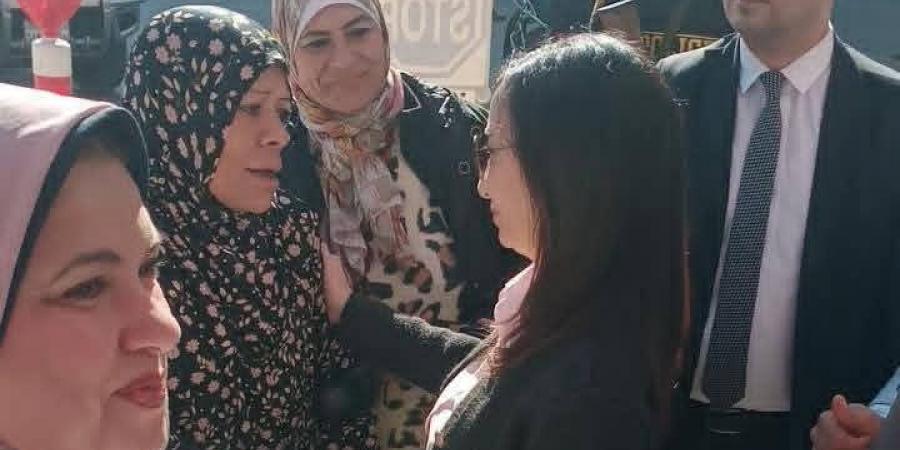 محافظ البحيرة تستجيب لطلب ناخبة وتوفر لها أسطوانة غاز داخل لجنة انتخابية بدمنهور