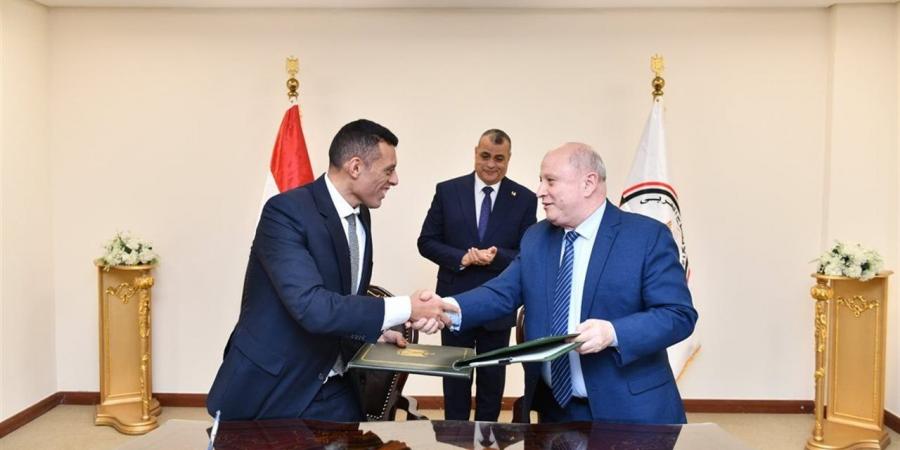 وزير الإنتاج الحربي يشهد مراسم توقيع عقدين للتعاون المشترك في مجال التصنيع العسكري