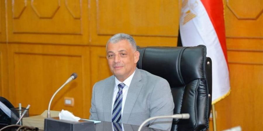 محافظ الإسماعيلية يتفقد طريق أم كلثوم والسوق الحضري بحي أول استعدادًا لتشغيله