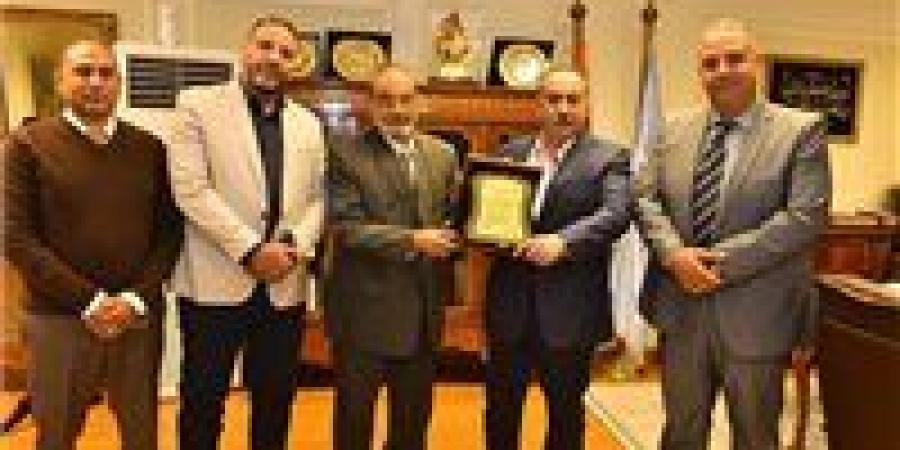 محافظ أسيوط يبحث مع نقيب العلاج الطبيعي إنشاء كلية ومراكز جديدة