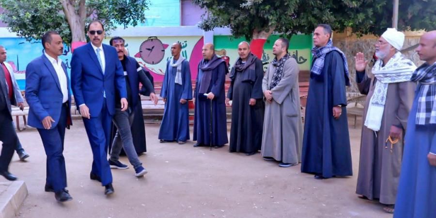 محافظ سوهاج يتفقد عددًا من اللجان الانتخابية في المحافظة