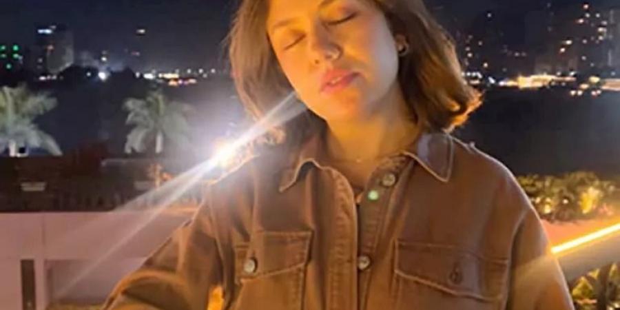 بدون ماكياج… ممثلة شابة بإطلالة جديدة والجمهور يعلق (صور)