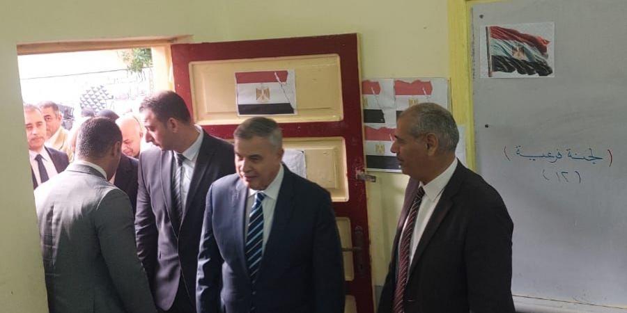 محافظ الإسكندرية يتفقد لجان دائرة الرمل لمتابعة سير العملية الانتخابية