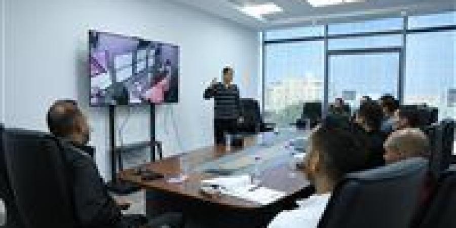 بالصور.. أوسكار رويز يعقد اجتماعًا فنيًا مع الحكام لمراجعة بعض الحالات