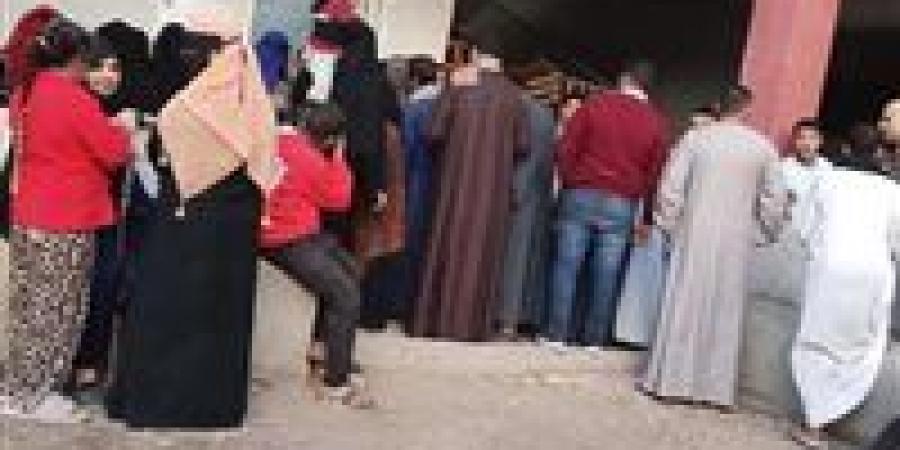 استمرار توافد الناخبين بمدرسة النغاميش بسوهاج للتصويت في انتخابات النواب