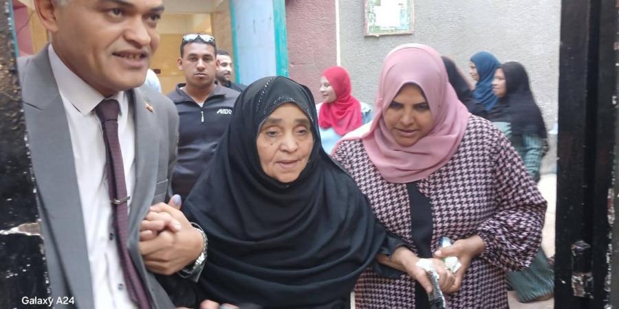إقبال لافت لكبار السن وذوي الهمم في أول أيام جولة الانتخابات الملغاة بسوهاج