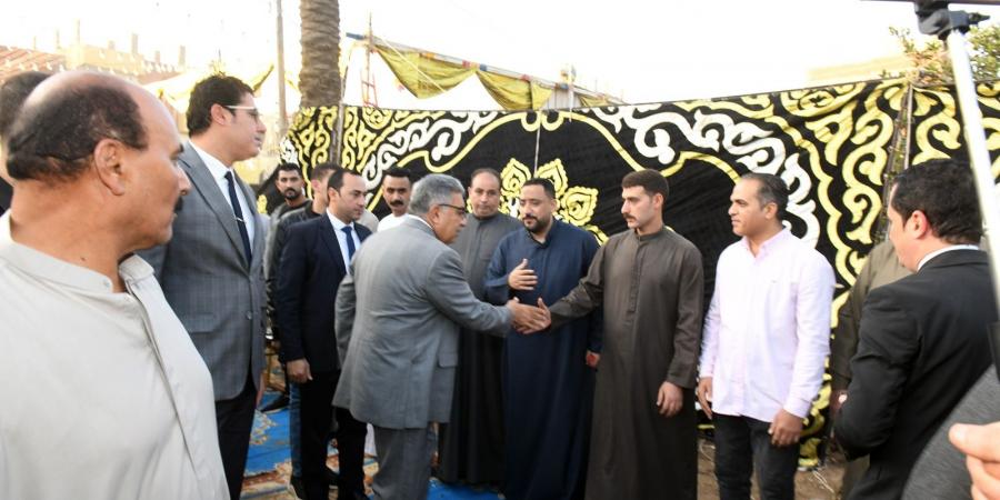 محافظ الدقهلية يقدم العزاء في وفاة "سيدة العطاء" بقرية ميت العامل
