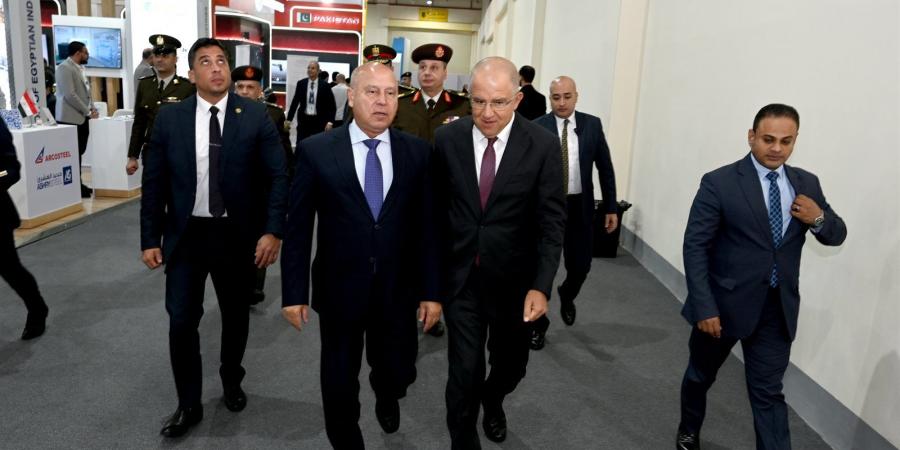 وزير الصناعة والنقل يتفقد جناح اتحاد الصناعات في ختام فعاليات معرض الصناعات الدفاعية إيديكس 2025