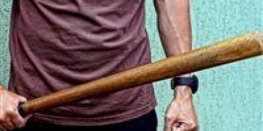 كدمات وجروح.. مُدرس يدخل المستشفى بعد تعرضه للضرب على يد 4 طلاب بعد انتهاء المدرسة