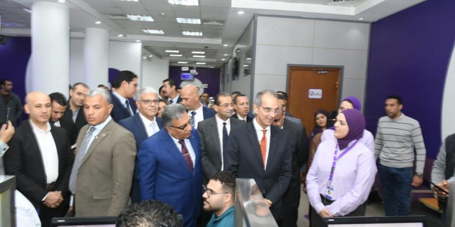 محافظ الدقهلية ووزير الاتصالات يتفقدان سير العمل بسنترال المنصورة شرق