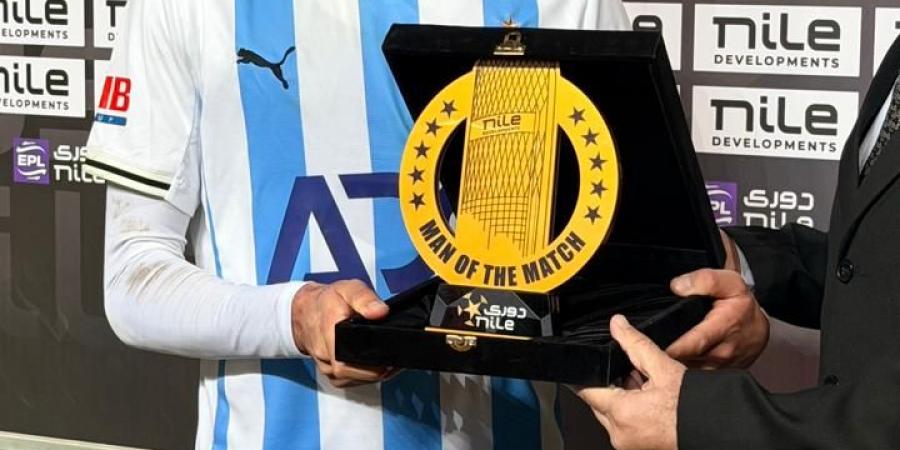 مصطفي زيكو يحصل على جائزة أفضل لاعب في مباراة بيراميدز وبتروجيت