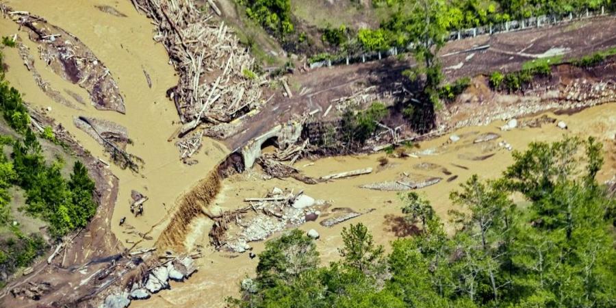 «المياه ابتلعت المنازل والقرى».. ارتفاع عدد ضحايا فيضانات إندونيسيا إلى 883 قتيلاً