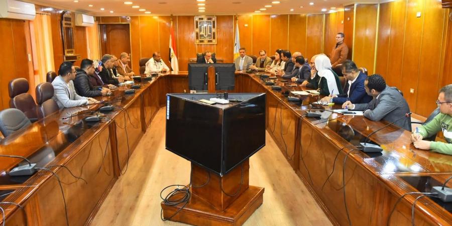 محافظ أسيوط يناقش مع المجلس التصديري تعزيز صادرات النباتات الطبية والعطرية ودعم التكتلات الاقتصادية