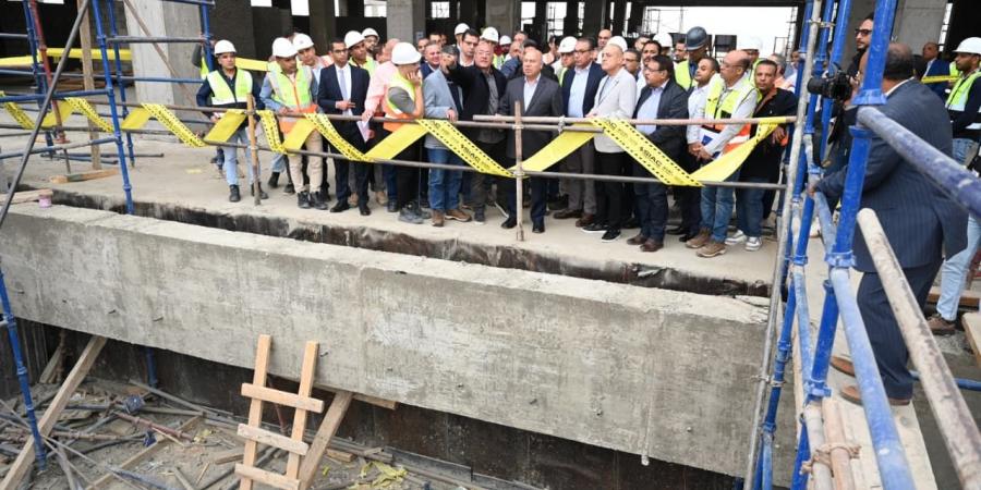 وزير الصناعة والنقل يتفقد محطات ومسار الخط الثاني من شبكة القطار السريع