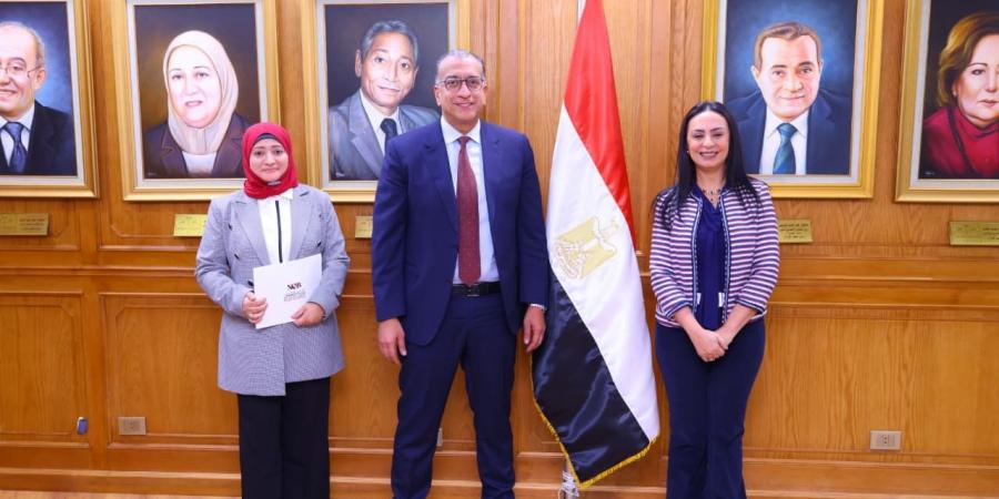 وزيرة التضامن تكرّم العاملين المتميزين ببنك ناصر الاجتماعي.. صور