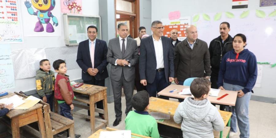 محافظ الجيزة يتفقد إحدى المدارس بالصف لمتابعة انتظام العملية التعليمية