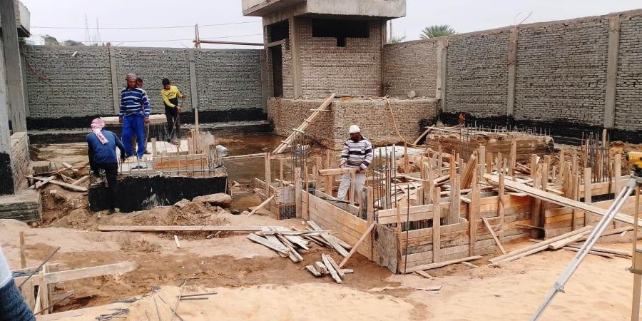 محافظ أسوان: تكثيف الجهود لرفع نسب التنفيذ بمشروع الصرف الصحى بقرية غرب سهيل