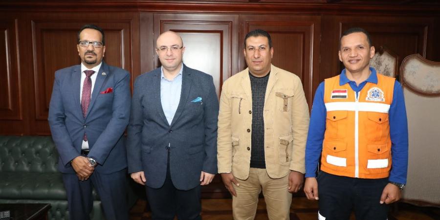 محافظ بني سويف يكرّم مشرف غرفة العمليات بمرفق الإسعاف