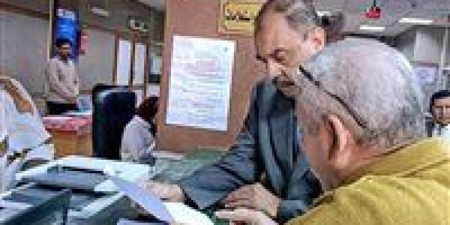 محافظ سوهاج يتفقد المراكز التكنولوجية بمدينة سوهاج وحي غرب.. ويوجه بالتحقيق في تأخير بعض طلبات المواطنين