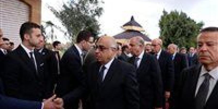 بالدموع والقبلات.. وزير العدل يواسي أسر القضاة ضحايا حادث تصادم المنيا