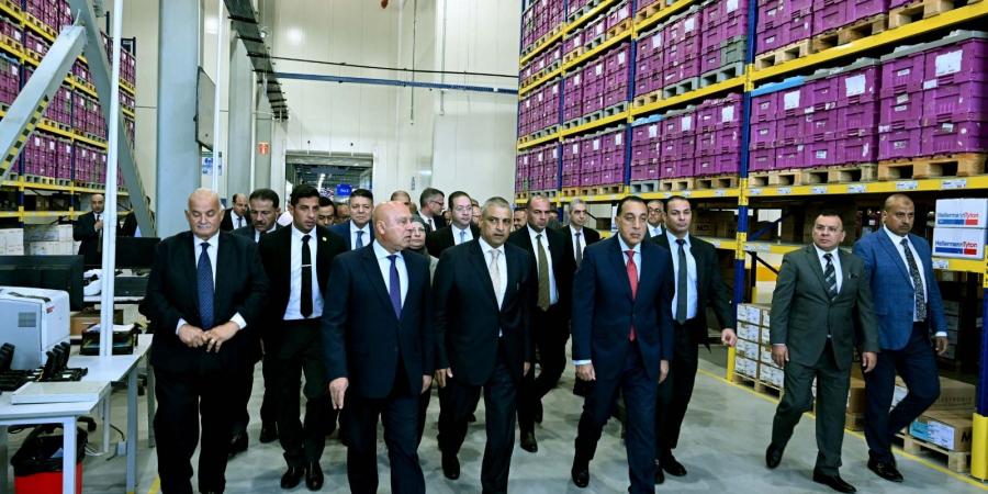 رئيس الوزراء يتفقد عددًا من أقسام مصنع "ليوني مصر" بمدينة بدر.. صور